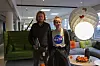 Lysdesignerne Morten Jensen og Thea Collett i ÅF Lighting tester ut ulik belysning i sitt eget kontorlandskap. Foto: Tuva Strøm Johannessen