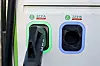 I mangel på nye, væskekjølte kabler er hurtiglading med Cjhademo i dag begrenset til 62,5 kW. Tekna-versjonen av Nissan Leaf 62 kWt oppgis å ha 100 kW effekt, men den klarer kun halvparten. Bildet er fra McDonalds Rygge. Foto: Mathias Klingenberg