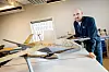 Christian Fredrik Eggesbø i Six Robotics viser fram en ombygget drone fra norske Robot Aviation. En komponent på toppen av dronen er sladdet i bildet fordi den ikke skal offentliggjøres. Foto: Arash A. Nejad