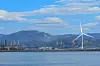 Slik kan testturbinen ble seende ut, hvis den ser dagens lys på industriområdet i Gulen kommune i Vestland. Gulen Industrihamn i Sløvåg har 11 kaier og ligger på nordsiden av Fensfjorden med oljeraffineriet Mongstad på motsatt side.