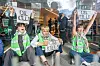 Aktivister fra Extinction Rebellion hever sine bannere under en aksjon ved DNBs lokaler i Karl Johans gate i sentrum. Foto: Arash A. Nejad