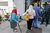 Bankkundene måtte vente da klimaaktivistene tok seg inn i DNBs lokaler i Oslo. Foto: Arash A. Nejad