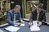 Signe det kognitive: Sjef i IBM Norge, Arne Norheim og daglig leder i Kongsberg Innovasjon, Svein-Olav Torø signerer samarbeidsavtalen. Foto: ORV