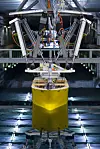Laboratorie-testing av ny teknologi er sentral i utviklingen av kunnskap og simulatorer. Her testes de hydrodynamiske egenskapene til nye skrog og propell/ror-løsninger. Foto: Sintef Ocean