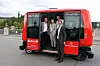 Autonom: I forbindelse med planlegging av Kongsberg Innovasjons testarena fikk de besøk av en autonom buss på besøk i Kongsberg. Næringssjef Ingar Vaskinn (t.v.) i Kongsberg kommune ser frem til arbeidet. Her sammen med ordfører Kari Anne Sand, daglig leder Svein-Olav Torø i Kongsberg Innovasjon og daglig leder Olav Madland i Applied Autonomy. Foto: Ingvild Sedahl