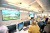 Her, i IT-brakka, på området til St.Olavs Hospital vil det være fullt opp av folk fra høsten 2019. Her skal IT-folk og klinikere jobbe side om side med utviklingen. Foran de store skjermene står kreftlege Nina Kongshaug Foto: Havard Zeiner