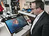 Du ser ikke hva jeg ser: Det er ikke så lett å vise i 2D hva direktør i HP Norge, Verner Hølleland ser på skjermen i 3D, men vi har sett det og ble imponert.