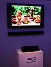 CES: Samsung satser på å ha 'verdens første' i ulike kategorier. Dette er verdens første Blu-ray-spiller som kan henges på veggen. Men her henger den ikke. Det gjør Samsungs tilhørende lydplanke - også den lansert på messa.