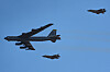 Amerikansk B-52 Stratofortress bombefly eskortert av to norske F-35 jagerfly.