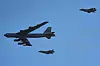 Amerikansk B-52 Stratofortress bombefly eskortert av to norske F-35 jagerfly.