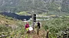 Ragnhild Lie og Torje Forstås i Cautus Geo installerer nytt utstyr i masta. Den har har solcelle og ulike kommunikasjonsløsninger som varsler hendelser, samt signalanlegg for å stenge veien.