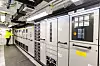 Tavlerom på MS Marit. Elektriker Marcin Wieclanski skal koble inn backup-lading med vekselstrøm (AC). Det må gjøres manuelt for å synkronisere effekt og spenning. Den ordinære DC-ladingen skjer automatisk. Foto: Arash A. Nejad