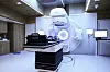 Stråleapparatet (lineærakseleratoren) ved Ålesund sjukehus roterer rundt egen akse. Teknikken kalles VMAT. 3D-kartene laget med kunstig intelligens er lastet inn i datasystemene til apparatet. Foto: Jørn-Arne Tomasgard