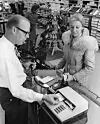 1969: IBM utvikler magnetkortet som fremdeles er i bruk.