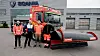 Maskinansvarlig i Veidekke Anders Skredshol overtok bilen fra selger Ståle Aas i Norsk Scnaia sammen med kollegane Kai Røland og Bjørn Rødland.