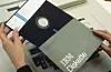 1971: IBM lanserer floppy-disken som blir en viktig komponent i de kommende pc-ene.