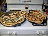 Slik forklarer Googles nettverk dette bildet: Two pizzas sitting on top of a stove top oven.