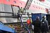 FIRE PUMPER: Fredag morgen fikk manskap fra Smit Salvage og Bukser og Berging inn fire, kraftige pumper. Samtidig plasserte dykkere trekiler i en prekk i skroget. Dermed rettet Nordlys seg sakte, men sikkert opp.