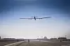 Her er Solar Impulse 2 på en av mange treningsturer som er gjennomført fra Abu Dhabi de siste ukene. Jorda rundt-ferden starter etter planen mandag 9. mars.