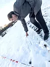 BrudirektørenBrudirektør Børre Stensvold tegner fundamentene til Skjeggestadbrua i snøen og viser hvordan kreftene fra kvikkleireskredet virket på de slanke stålkjernepelene. Foto: Per-Ivar Nikolaisen