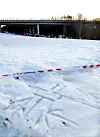 Noen lager engler - brudirektører lager stålkjernepeler i snøen. Tegningen til Børre Stensvold på jordet foran Skjeggestadbrua viser hvordan skredkreftene kom inn fra siden og traff de slanke pelene som fundamenterte brua til fjell. Foto: Per-Ivar Nikolaisen