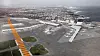 Slik vil Københavns Lufthavn se ut i 2024, dersom politikerne og Bygge- og Trafikstyrelsen godkjenner utbyggingsplanen med en vestlig utvidelse. Ing.dk har lagt til den stiplede oransje linjen i lufthavnens visualisering for å vise hvor tverrbanen ligger i dag, og hvor den nye «fingeren» og oppstillingsplassene vil ligge.