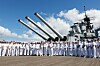 U.S. Navy benytter i dag de gamle slagskipene mest som arena for ulike seremonier, men den amerikanske marinen har på nytt begynt å se behovet for større krigsskip. Bildet er fra en seremoni på slagskipet USS Missouri, som ligger som et eget minnesmerke ved Pearl Harbor på Hawaii.