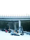 TidspressetVegvesenet kunne ikke gjøre grunnboringer under Skjeggestadbrua på grunn av sikkerheten. Både i undersøkelsene og rivingen var det droner og fjernstyrte anleggsmaskiner som opererte inne i rasområdet. Foto: Per-Ivar Nikolaisen