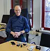 På kontoret til Flemming Bo Hegerstrøm i Hospital IT viser han frem de ulike sensorstyrte dingsene som kan gjøre helsebygg smartere for brukerne. Foto: Tuva Strøm Johannessen