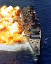 Slagskipet USS Iowa (BB-61) fyrer av en full bredside med skipets tre 16-tommers kanonbatterier under en demonstrasjon av ildkraften i 1984. Foto: PH1Hilton/Defense Visual Information Center