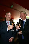 LETTET OG GLADE: Visepresident Jörn Sens i Siemens Transport Systems skåler med Siemenssjefen i Norge etter vellykket Roll-out sermoni.