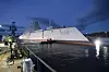USS Zumwalt, den første jageren i klassen med samme navn. Det skal totalt ha kostet 247 milliarder kroner å utvikle og bygge de tre skipene i klassen. Trump har uttrykt misnøye med utseende på disse skipene. Foto: U.S. Navy