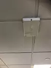 Rundt i hele Sandefjord Medisinske Senter er det plassert sensorer som fanger opp signaler via ultralyd fra sensorbrikkene. Sensorene snakker med systemet over Wifi. Foto: Alexandra Berthling-Hansen