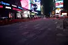 Mens konstruksjonsarbeidet pågår, er deler av Times Square en byggeplass, og fremstår som enda mer kaotisk enn vanlig.