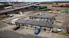 Inspiria Charge Court består av 32 ladepunkter på 22 kW og to hurtigladere på 50 kW (utenfor bildet). Laderne drives av både nettstrøm og solstrøm, og et 500 kWh batteri i kontaineren ved siden av sørger for å barbere ned effekttoppene.