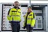 Carl Christian Strømberg og Anne Marte Minge Engh fra Solcellespesialisten forteller at batterikontaineren har vært den største utfordringen i prosjektet. – Vi har lært veldig mye, sier Strømberg. Foto: TUM Studio