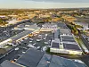 På Askos sentrallager i Vestby er solcellene spredt utover takene. I år fant man det også lønnsomt å investere i solceller på fasaden. Foto: Arash A. Nejad