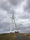 Ett og ett rotorblad ble fraktet til havna i Måløy på spesialkjøretøy.