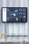 Solcellespesialisten har laget en informasjonsskjerm med øyeblikksdata fra anlegget, slik at publikum ser hva som skjer ved ladestasjonen. Foto: TUM Studio