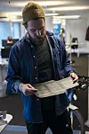 Høgåsen-Hallesby viser frem den siste protoypen på solcellepanel de har fått inn. De vurderer å legge inn oppladning av batteriet via solceller. Bilde: Mathias Klingenberg