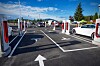 Her, på Nebbenes ved Eidsvoll, åpnet torsdag det som er verdens største hurtigladestasjon med totalt 28 punkter. 20 av dem er Teslas Supercharger, mens Fortum har åtte punkter.