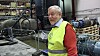 Anders Eide har mange år bak seg som teknisk sjef i PG Flow Solutions. Testbassenget er viktig for utvikling og dokumentasjon. Den store blå tanken bak er fra 2006 og bygget for test av pumper for Østensjø og Shell UK (PG-MACS-tester). Pumper på PSV-er benyttes til borevæsker, slam og andre væsker med ulik viskositet. Før PG fikk basseng, ble de to tankene i bakgrunnen brukt til å pumpe væsker imellom.