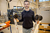 Thomas Klungsøyr i Griff Aviation løfter dronearmer med henholdsvis én og to motorer.