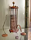 Da Alessandro Volta bygget det første – riktignok ikke ladbare – batteriet i 1799, utløste han en revolusjon innen bruken av elektrisitet. Foto: Guido B/Wikimedia Commons CC BY-SA 3.0
