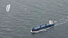 Opp mot 420 meter over vannet drar seilet lasteskipet fremover. Foto: Skysails