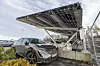 En egen «garasje» dekket av solceller hos Asko Vestby leverer gratis ladestrøm til de ansattes biler. Foto: Arash A. Nejad