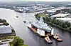Den britiske fregatten HMS Cardiff fraktes på en lekter på elven Clyde like før skipet ble sjøsatt i september 2024. HMS Cardiff er det andre skipet i Type 26-klassen som nå bygges for Royal Navy.