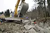 Sorteringen av steinen er noe av det viktigste. Her har et nytt lass stein ankommet og legges ut bak gravemaskinen, og John Kåre Sundfør planlegger og plasserer ut steinene slik de skal brukes.