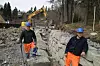 Johnny Håversen (tv.) og John Kåre Sundfør trives med muring i naturstein.- Det er et konsentrasjons- og tålmodighetsarbeid, forteller John Kåre.