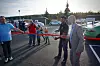 Tesla Owner's Club Norway-president Satheesh Varadharajan fikk æren av å klippe snora. Foto: Stein Jarle Olsen